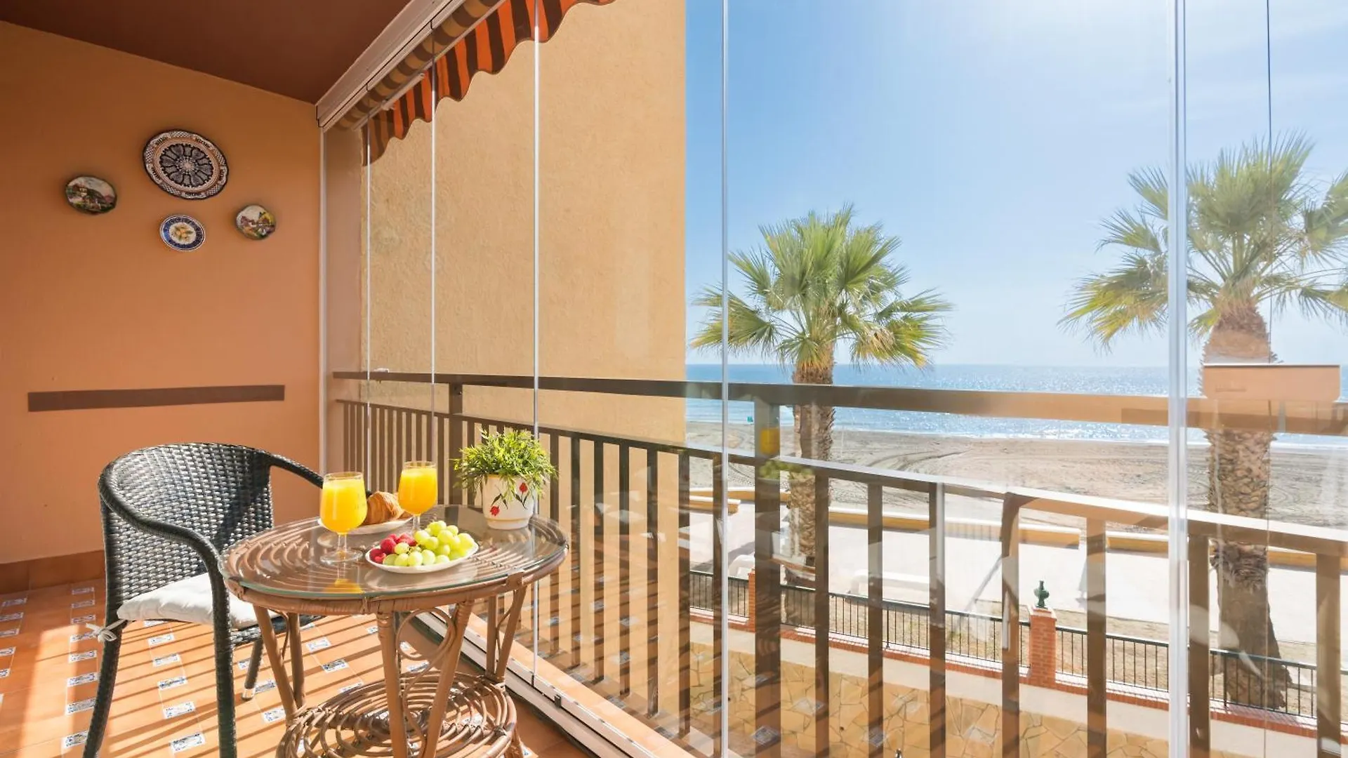 Wintowinrentals Spectacular Sea Views On The Beachfront Rincón de la Victoria Appartement